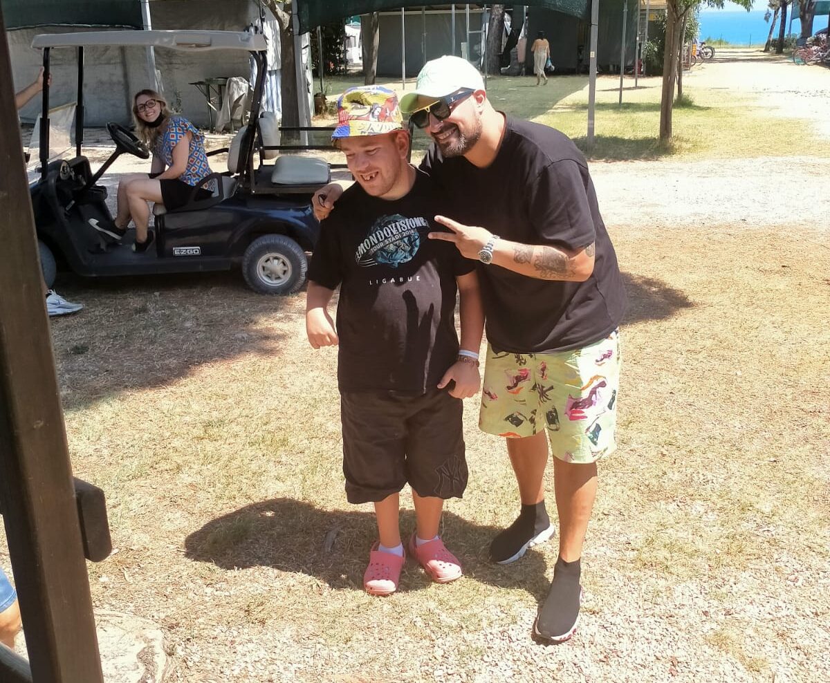 Ketra con un ragazzo della casa famiglia Manuela