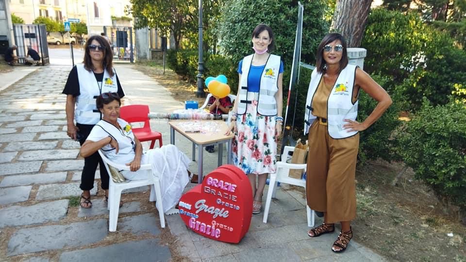 Il banchetto dell'associazione un buco nel tetto