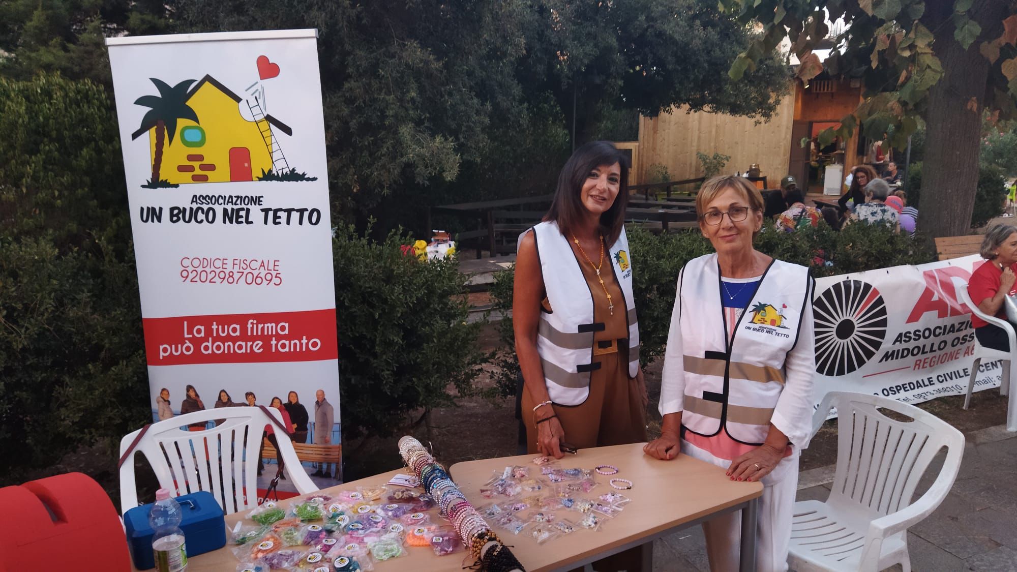 Il banchetto dell'associazione un buco nel tetto
